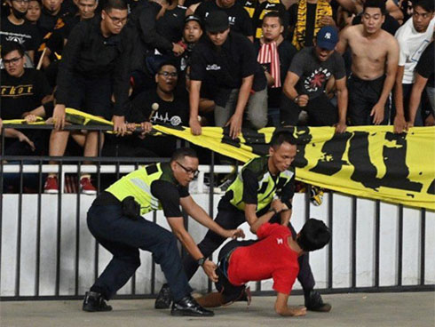 CĐV Malaysia và Indonesia gây bạo loạn ở vòng loại World Cup 2022: Ném pháo sáng và bom khói vào nhau, một người bị đâm trọng thương-6
