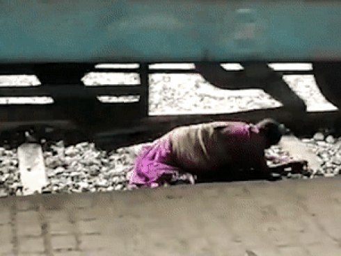 Tình huống phản ứng nhanh đáng nể của tài xế ô tô-1