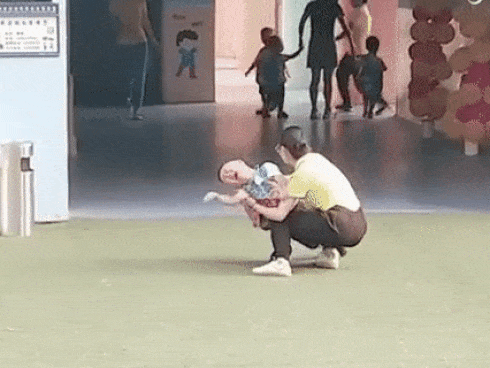 Cười bể bụng chuyện ngày đầu tiên đi học của các bé: 