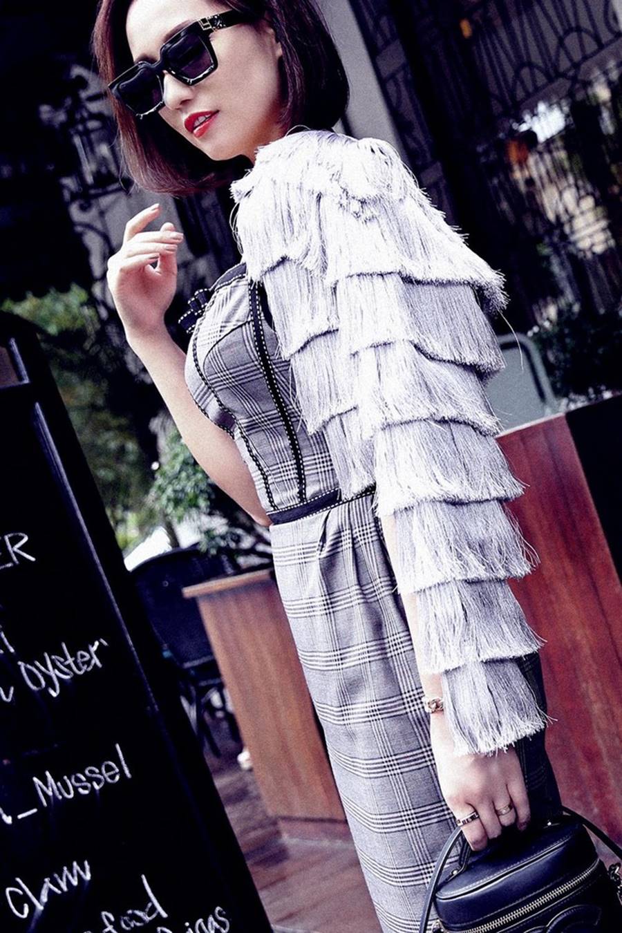 Lã Thanh Huyền tái xuất với loạt váy áo cắt xẻ táo bạo và gợi cảm-1