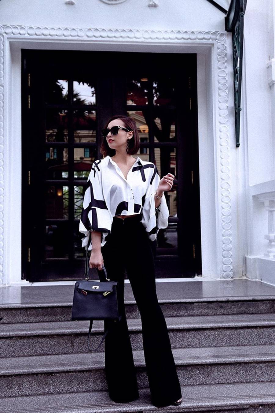 Lã Thanh Huyền tái xuất với loạt váy áo cắt xẻ táo bạo và gợi cảm-6