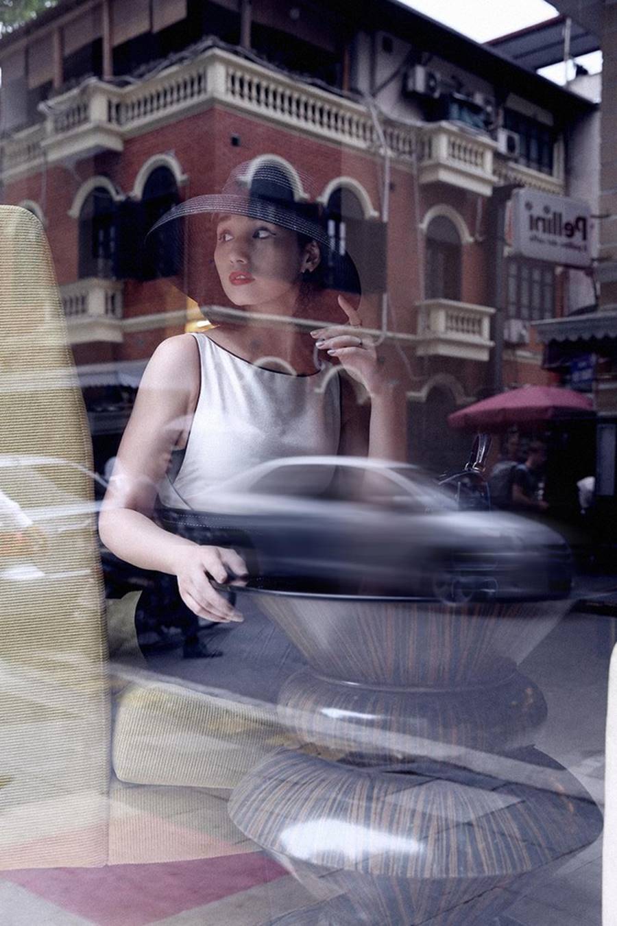 Lã Thanh Huyền tái xuất với loạt váy áo cắt xẻ táo bạo và gợi cảm-9