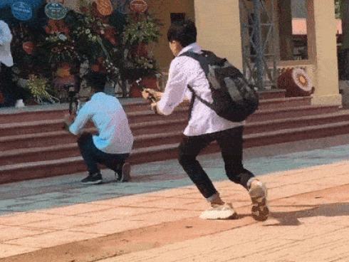 Màn quay phim ca nhạc 'bất chấp' của nam sinh trong khai giảng