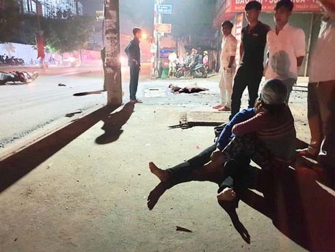 Người mẹ khóc ngất bên thi thể con trai 19 tuổi tử vong sau tai nạn