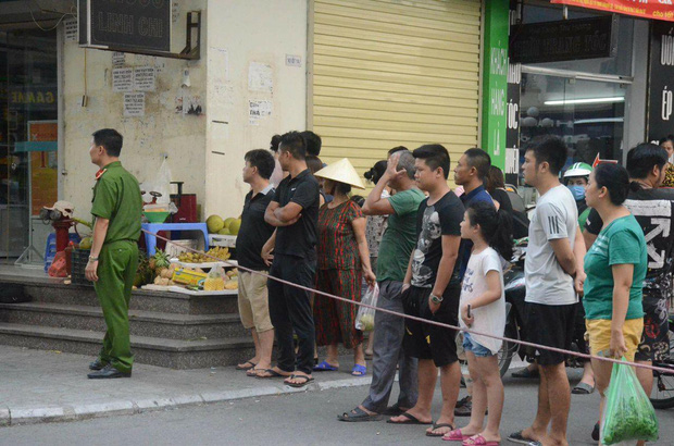 Nhân chứng sợ hãi kể lại vụ nổ khiến 4 người bị thương ở Chung cư HH Linh Đàm: Bưu phẩm được bọc cẩn thận, vừa mở thì phát nổ...”-2