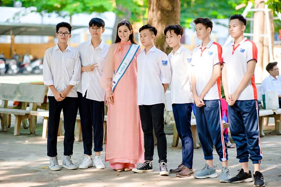 Á hậu Tường San xinh đẹp rạng rỡ khi mặc áo dài hồng do mẹ tự thiết kế-4