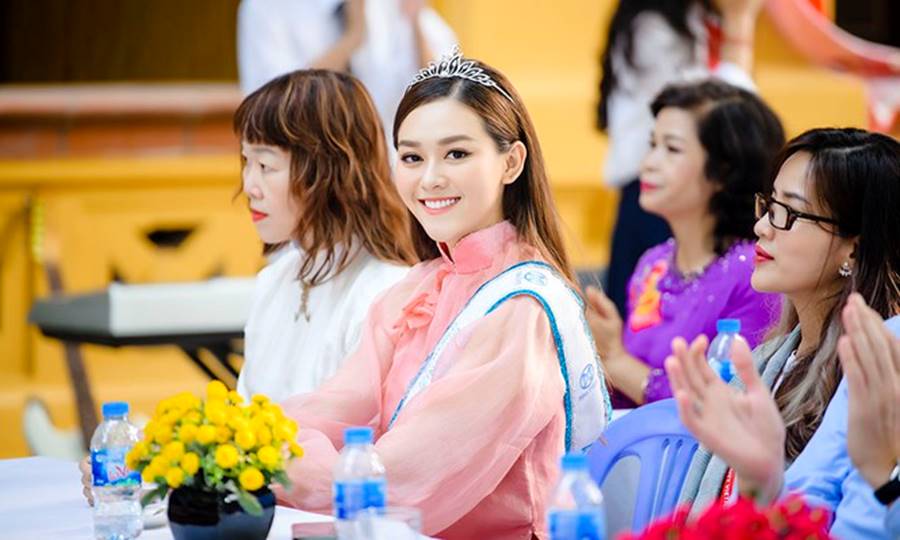 Á hậu Tường San xinh đẹp rạng rỡ khi mặc áo dài hồng do mẹ tự thiết kế-5
