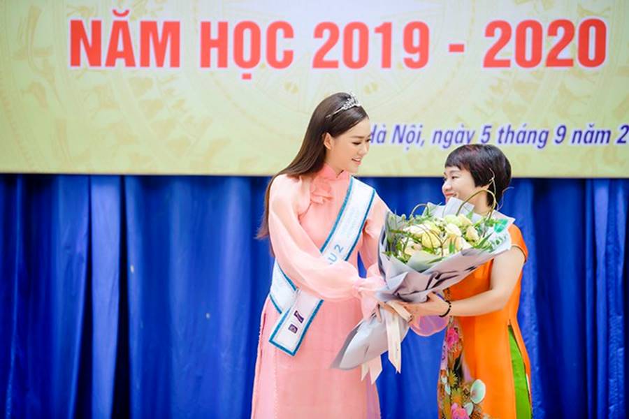 Á hậu Tường San xinh đẹp rạng rỡ khi mặc áo dài hồng do mẹ tự thiết kế-6