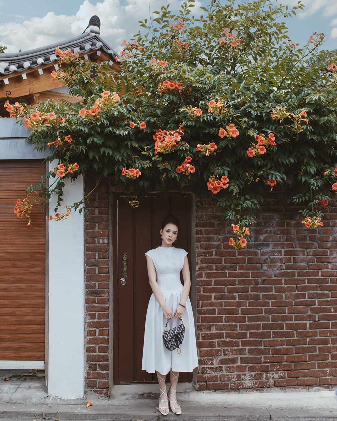 Ngắm Sam yêu kiều và sang chảnh bức người khi diện váy trắng, thế nào chị em cũng muốn sắm ngay vài chiếc-1