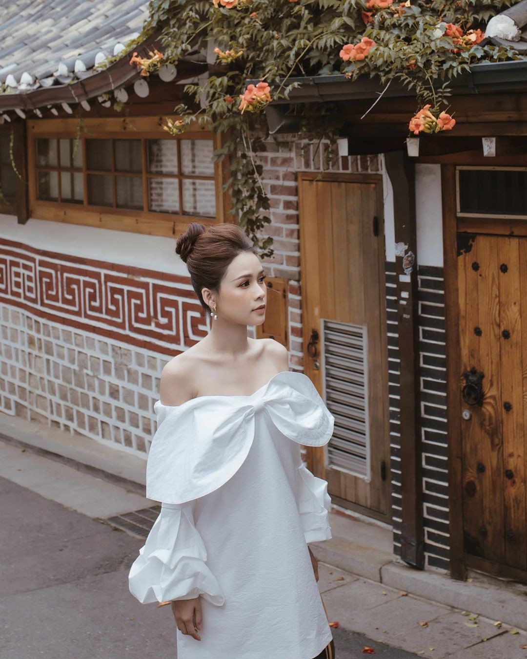 Ngắm Sam yêu kiều và sang chảnh bức người khi diện váy trắng, thế nào chị em cũng muốn sắm ngay vài chiếc-3