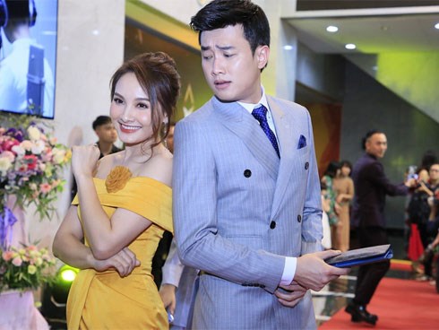 Thảm đỏ VTV Awards 2019: Quốc Trường cực bảnh bao bên Bảo Thanh, 