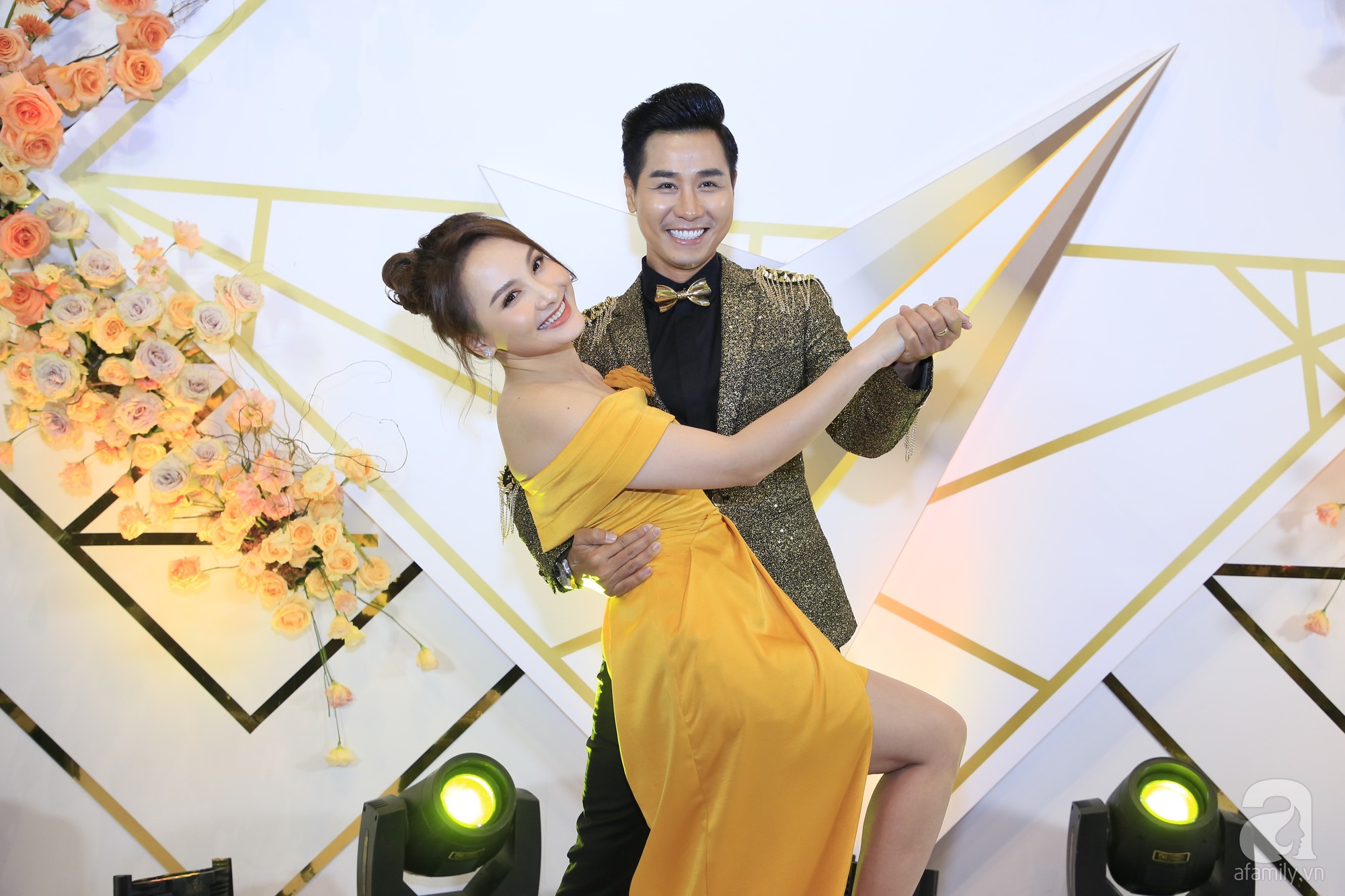 Thảm đỏ VTV Awards 2019: Quốc Trường cực bảnh bao bên Bảo Thanh, bố Sơn Trung Anh lại sánh đôi cùng tiểu tam Quỳnh Nga-7