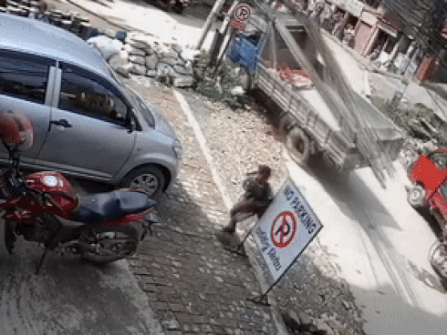 Tài xế mất lái khi lùi xuống dốc khiến xe lật ngửa giữa đường