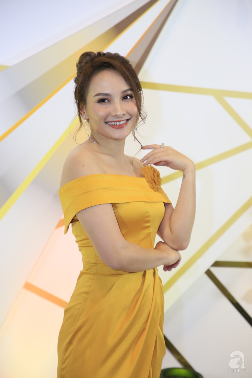 Thảm đỏ VTV Awards 2019: Quốc Trường cực bảnh bao bên Bảo Thanh, bố Sơn Trung Anh lại sánh đôi cùng tiểu tam Quỳnh Nga-3