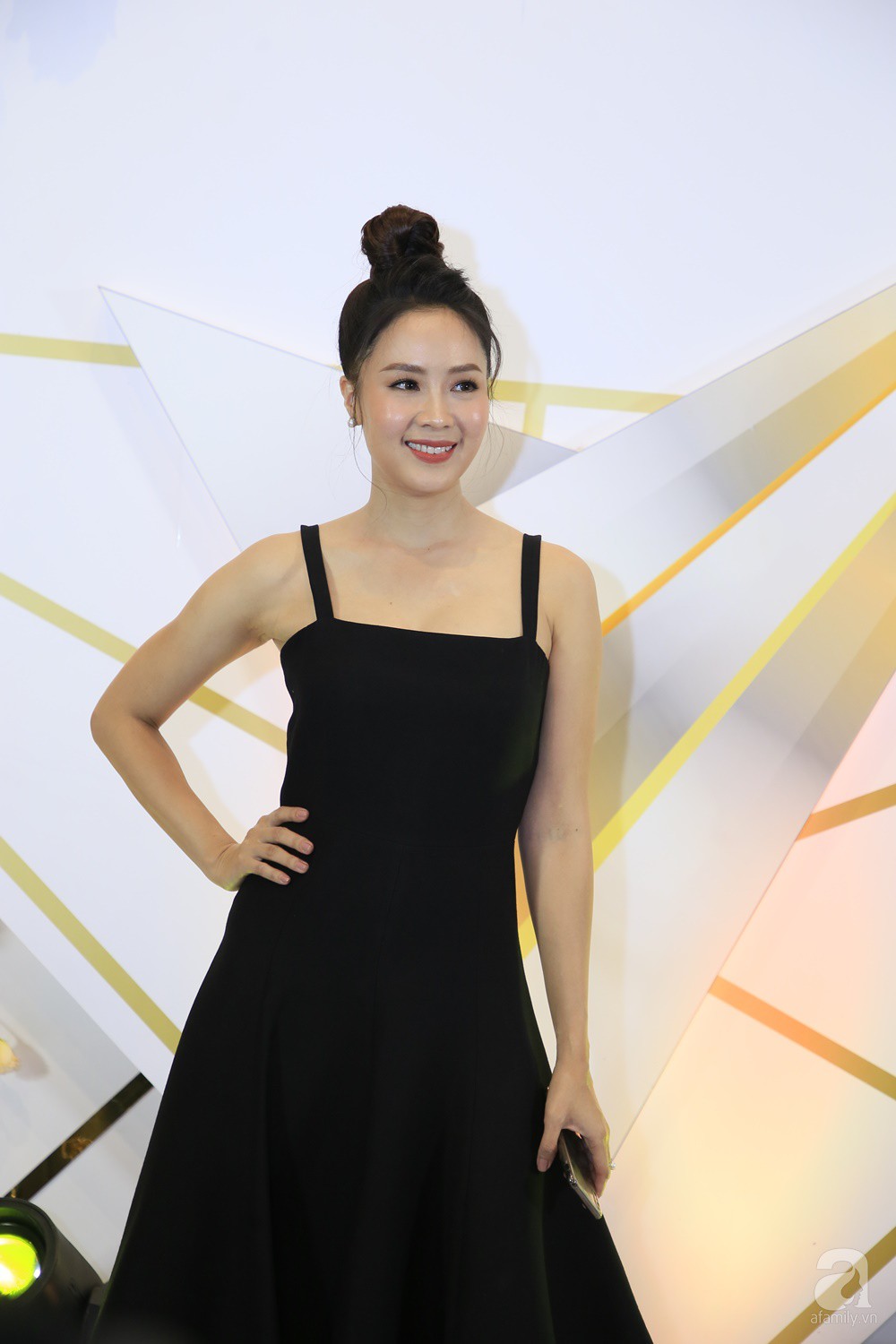 Thảm đỏ VTV Awards 2019: Quốc Trường cực bảnh bao bên Bảo Thanh, bố Sơn Trung Anh lại sánh đôi cùng tiểu tam Quỳnh Nga-5