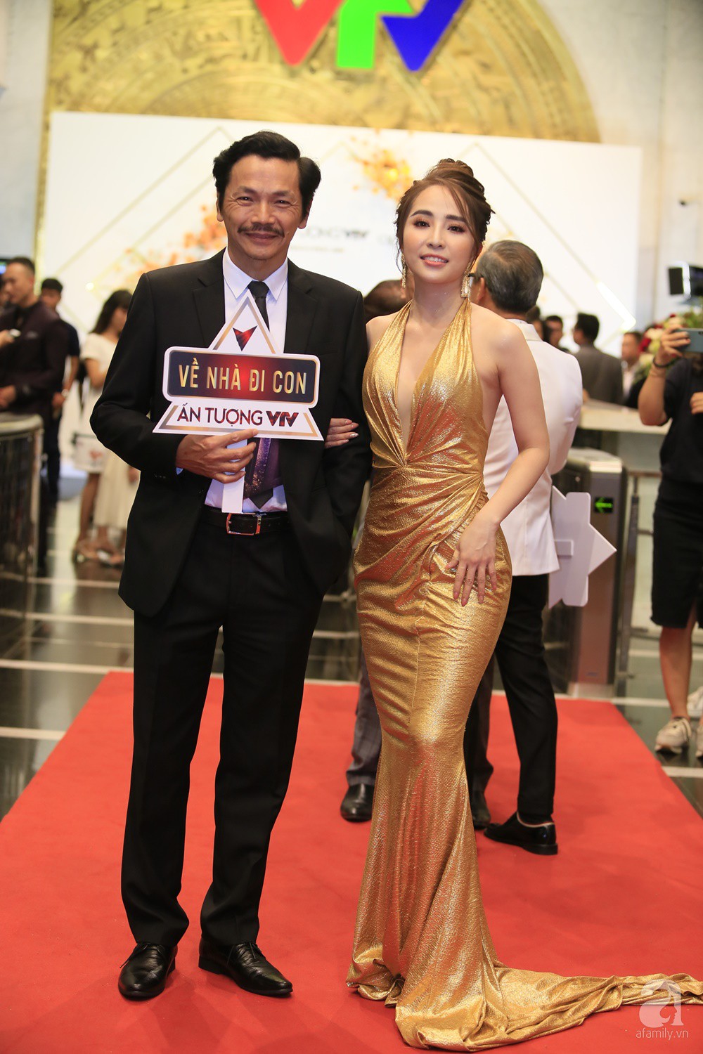 Thảm đỏ VTV Awards 2019: Quốc Trường cực bảnh bao bên Bảo Thanh, bố Sơn Trung Anh lại sánh đôi cùng tiểu tam Quỳnh Nga-10