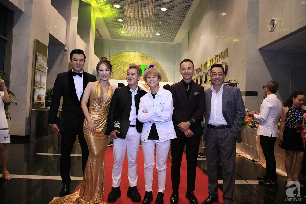 Thảm đỏ VTV Awards 2019: Quốc Trường cực bảnh bao bên Bảo Thanh, bố Sơn Trung Anh lại sánh đôi cùng tiểu tam Quỳnh Nga-14