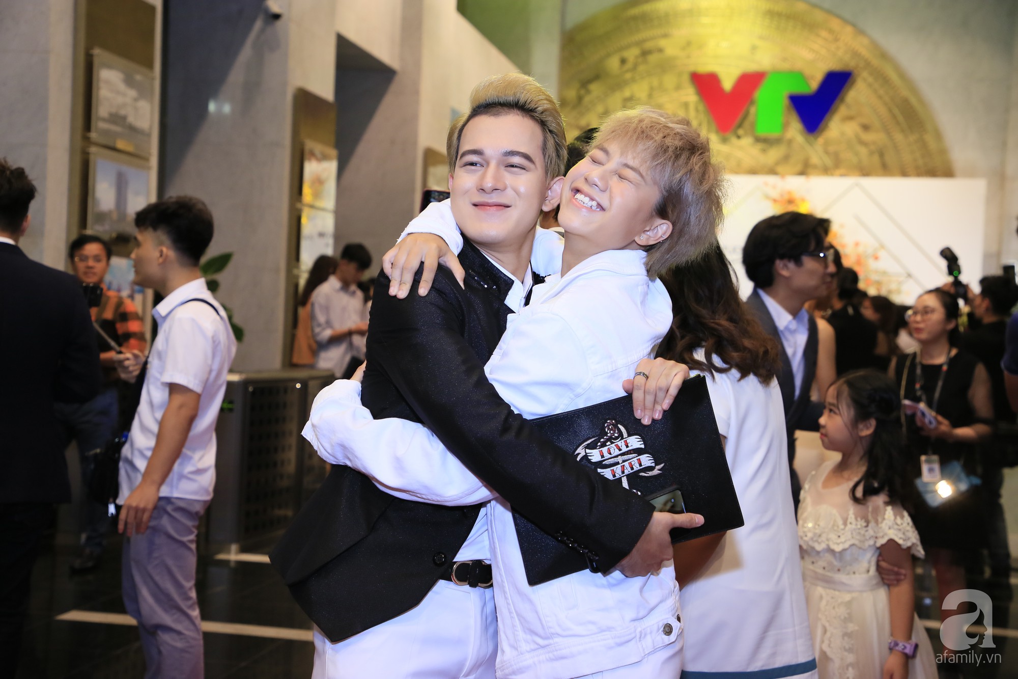 Thảm đỏ VTV Awards 2019: Quốc Trường cực bảnh bao bên Bảo Thanh, bố Sơn Trung Anh lại sánh đôi cùng tiểu tam Quỳnh Nga-21