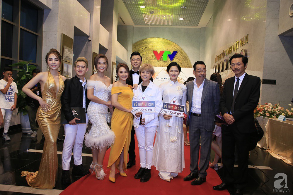 Thảm đỏ VTV Awards 2019: Quốc Trường cực bảnh bao bên Bảo Thanh, bố Sơn Trung Anh lại sánh đôi cùng tiểu tam Quỳnh Nga-15