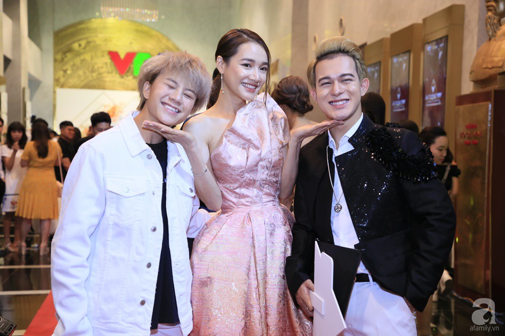 Thảm đỏ VTV Awards 2019: Quốc Trường cực bảnh bao bên Bảo Thanh, bố Sơn Trung Anh lại sánh đôi cùng tiểu tam Quỳnh Nga-16