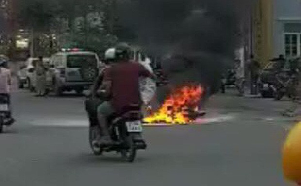 Xe máy bốc cháy ngùn ngụt khi tông nhau trực diện, 2 người bị thương nặng-1