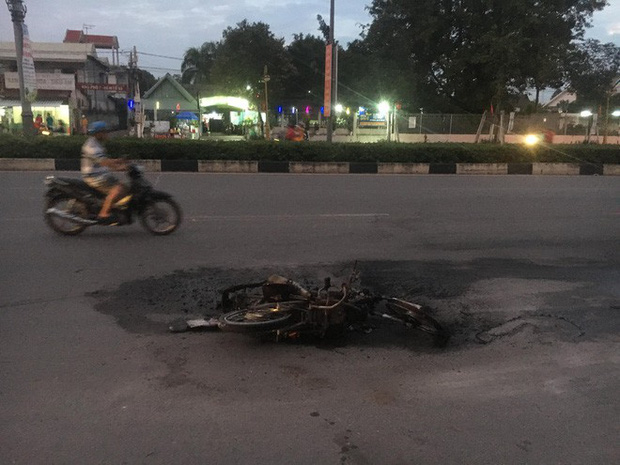 Xe máy bốc cháy ngùn ngụt khi tông nhau trực diện, 2 người bị thương nặng-2