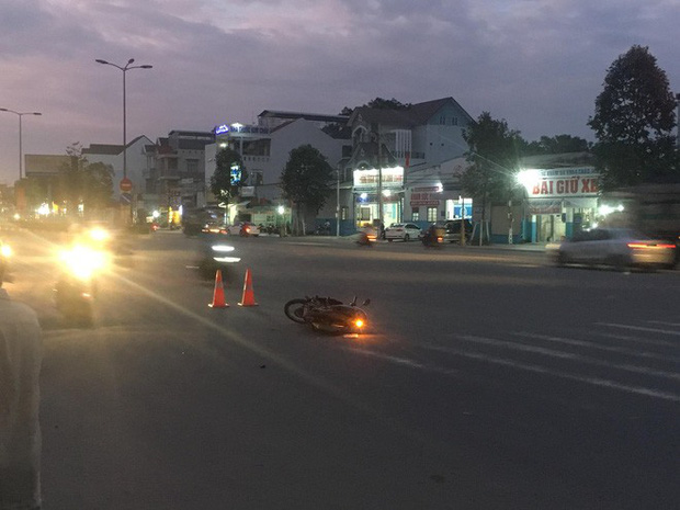 Xe máy bốc cháy ngùn ngụt khi tông nhau trực diện, 2 người bị thương nặng-3