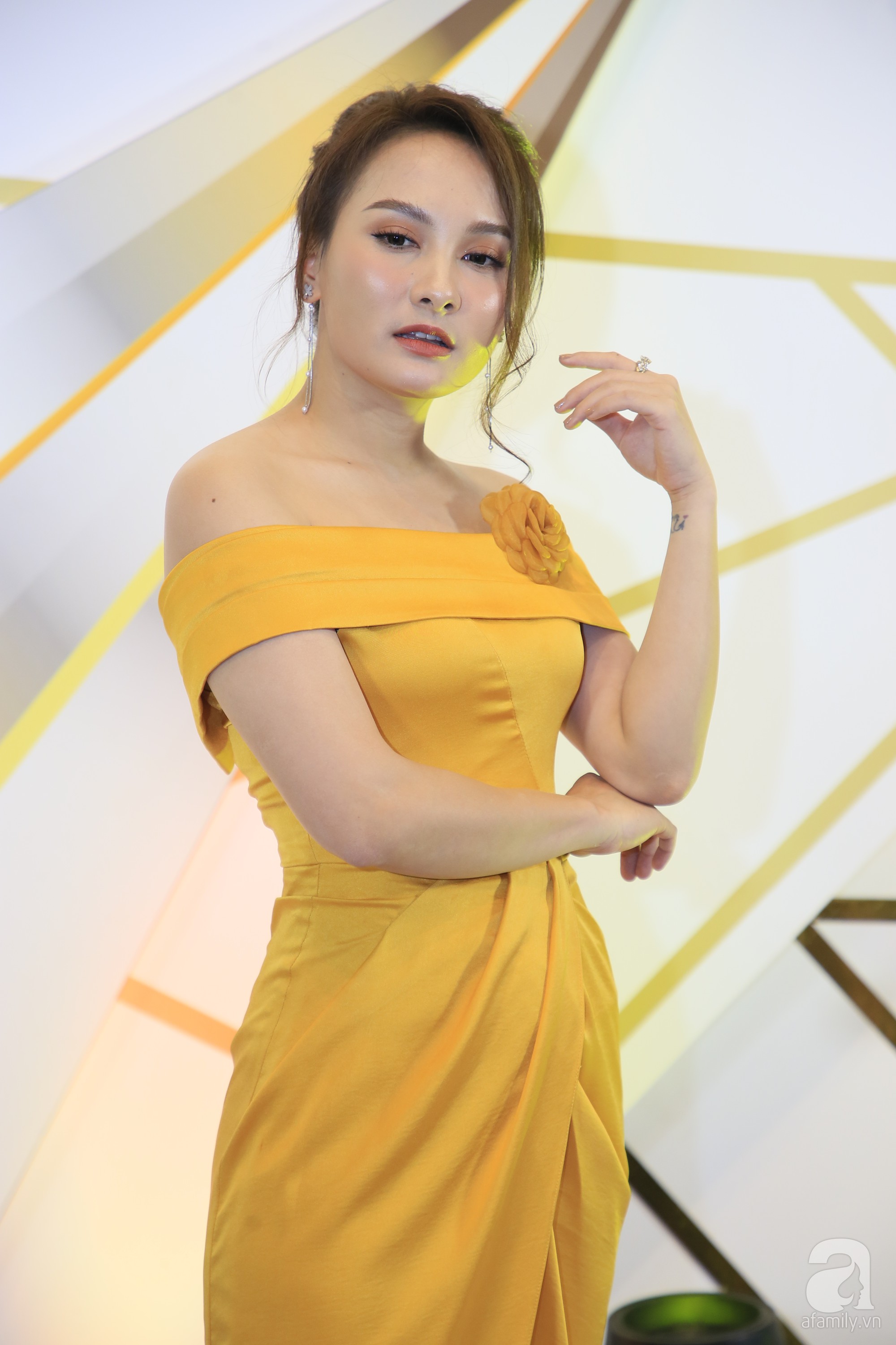 Hết hồn với gương mặt bóng nhẫy, lỗi mốt của loạt mỹ nhân Việt trên thảm đỏ VTV Awards 2019-10