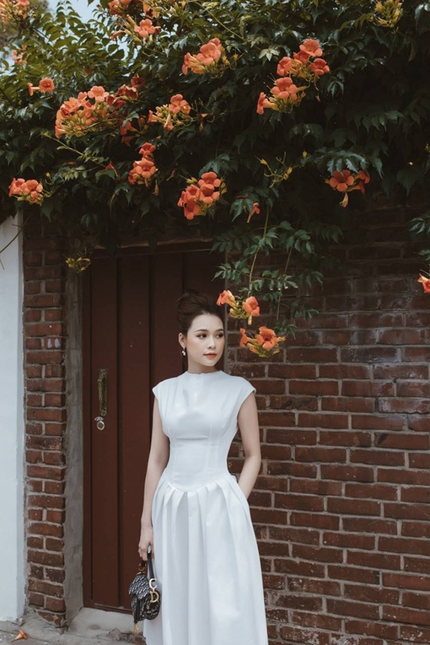 Diện váy trắng yêu kiều và sang chảnh, Sam dạo chơi trên đường phố Hàn Quốc khiến ai cũng ngoái nhìn-2