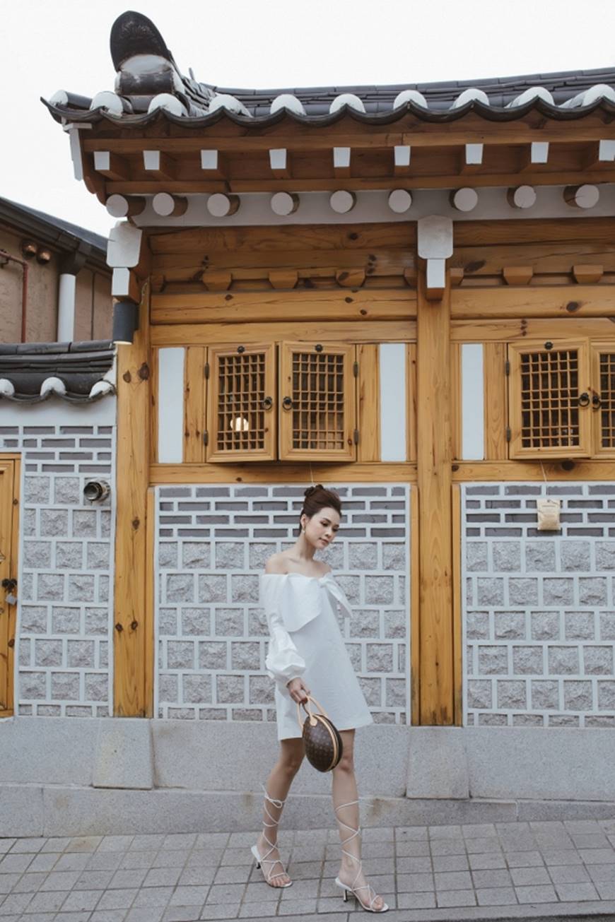 Diện váy trắng yêu kiều và sang chảnh, Sam dạo chơi trên đường phố Hàn Quốc khiến ai cũng ngoái nhìn-4