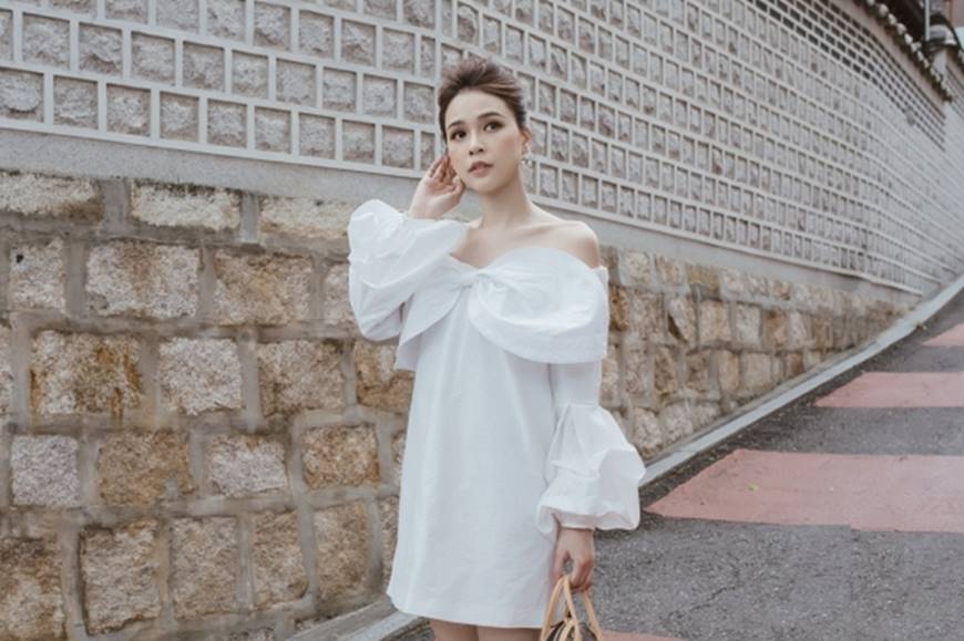 Diện váy trắng yêu kiều và sang chảnh, Sam dạo chơi trên đường phố Hàn Quốc khiến ai cũng ngoái nhìn-5