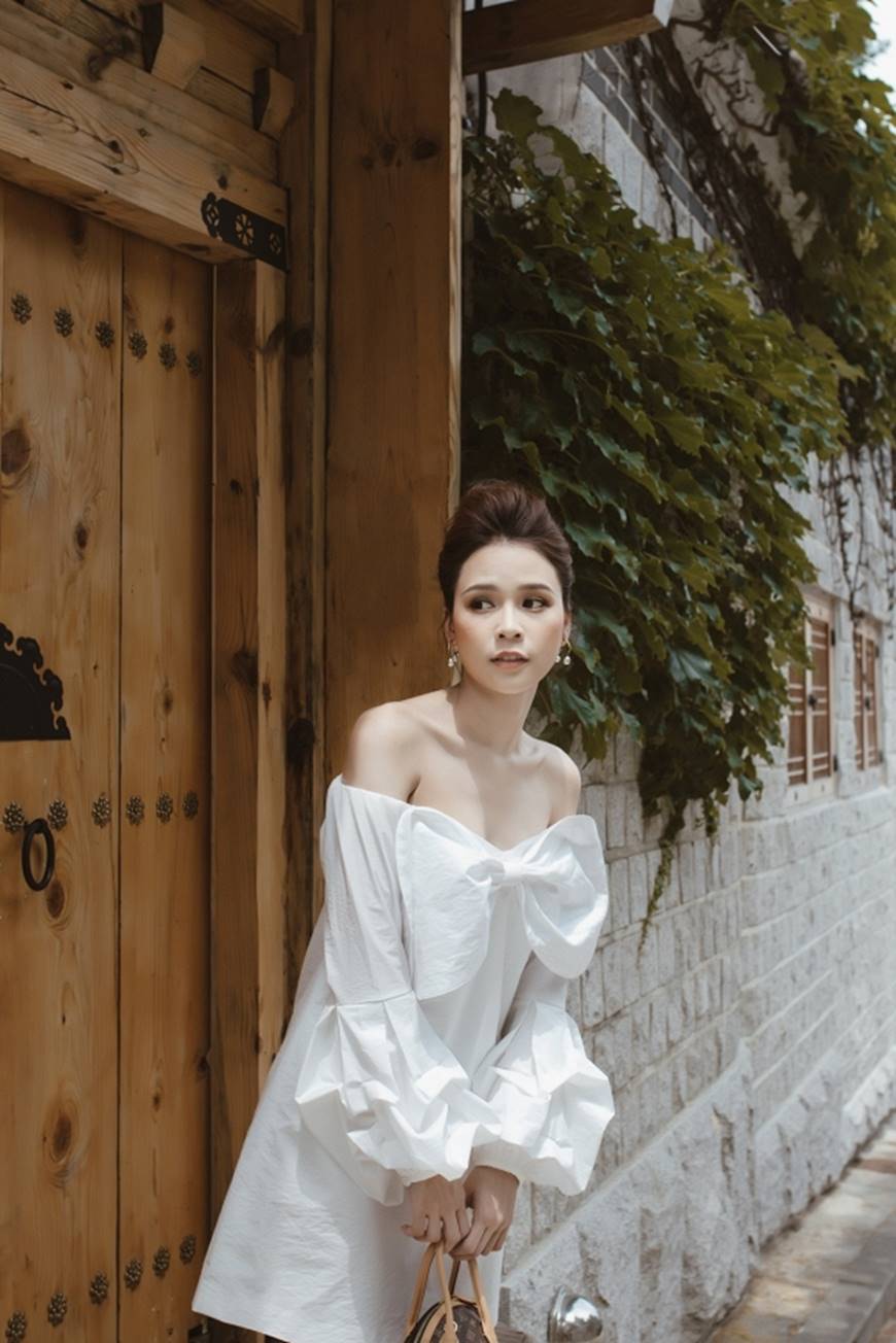 Diện váy trắng yêu kiều và sang chảnh, Sam dạo chơi trên đường phố Hàn Quốc khiến ai cũng ngoái nhìn-6