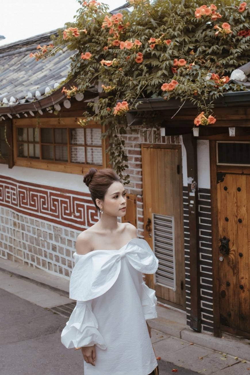 Diện váy trắng yêu kiều và sang chảnh, Sam dạo chơi trên đường phố Hàn Quốc khiến ai cũng ngoái nhìn-8