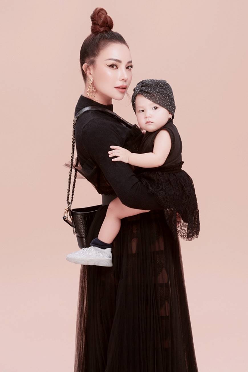 Trà Ngọc Hằng tung bộ ảnh cùng con gái 1 tuổi xứng danh mẹ con thời trang của showbiz-1