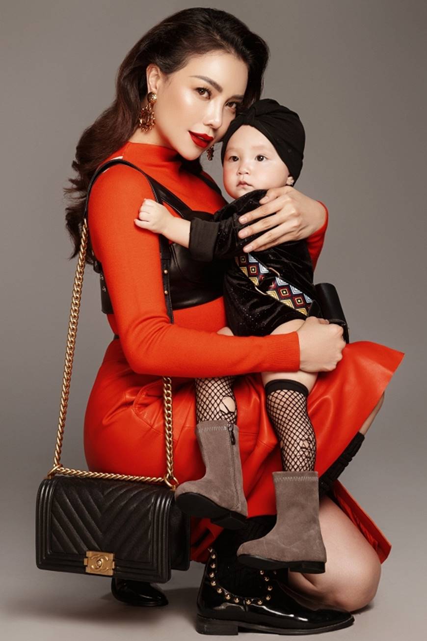 Trà Ngọc Hằng tung bộ ảnh cùng con gái 1 tuổi xứng danh mẹ con thời trang của showbiz-10