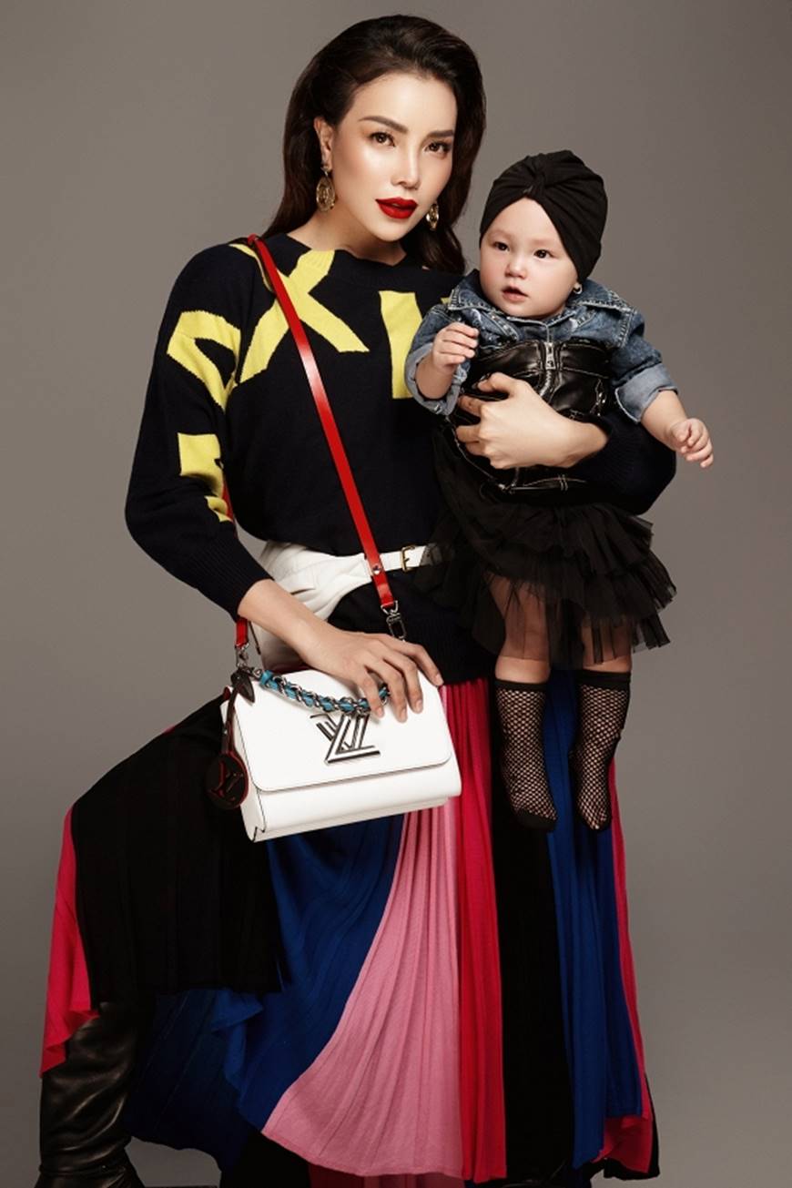 Trà Ngọc Hằng tung bộ ảnh cùng con gái 1 tuổi xứng danh mẹ con thời trang của showbiz-11