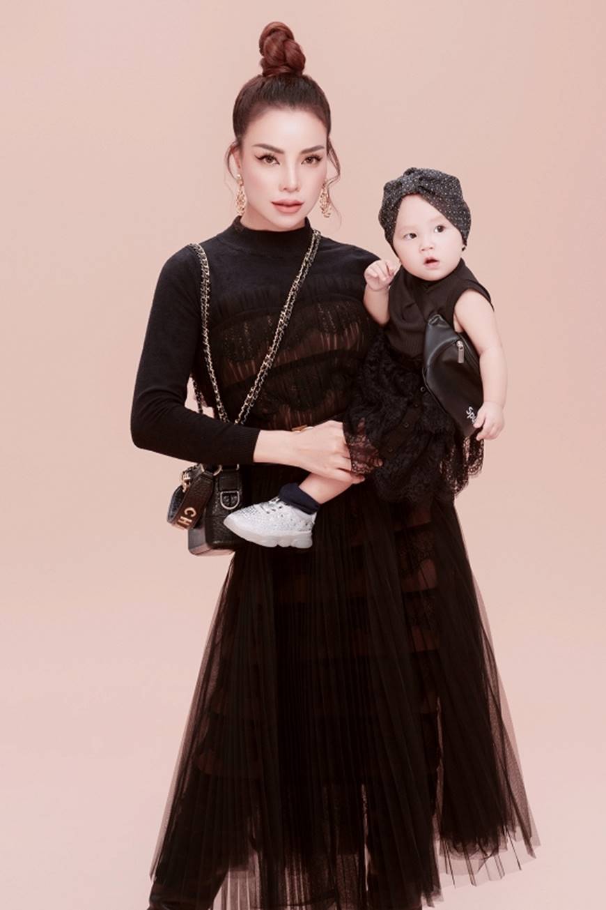 Trà Ngọc Hằng tung bộ ảnh cùng con gái 1 tuổi xứng danh mẹ con thời trang của showbiz-12