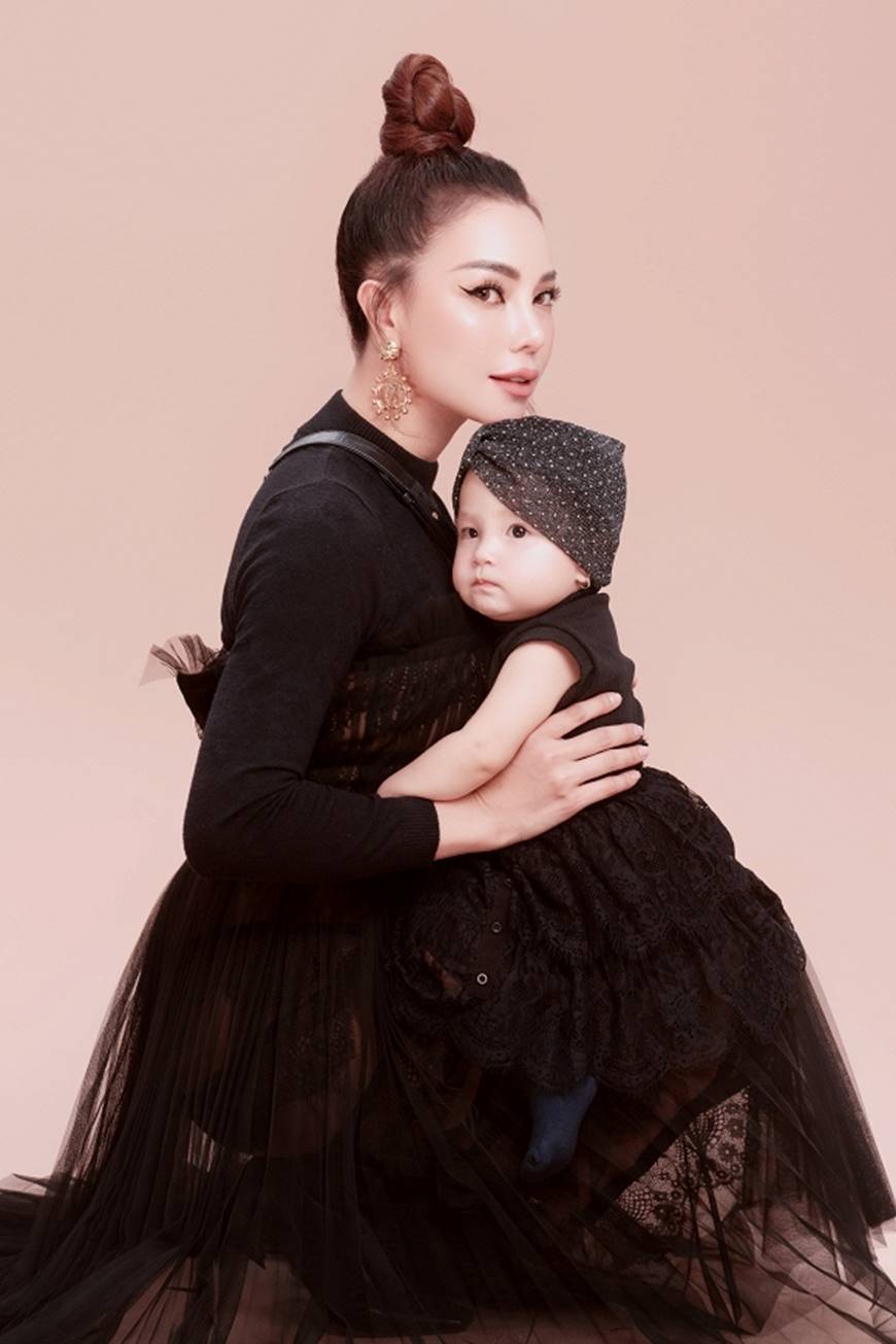 Trà Ngọc Hằng tung bộ ảnh cùng con gái 1 tuổi xứng danh mẹ con thời trang của showbiz-2