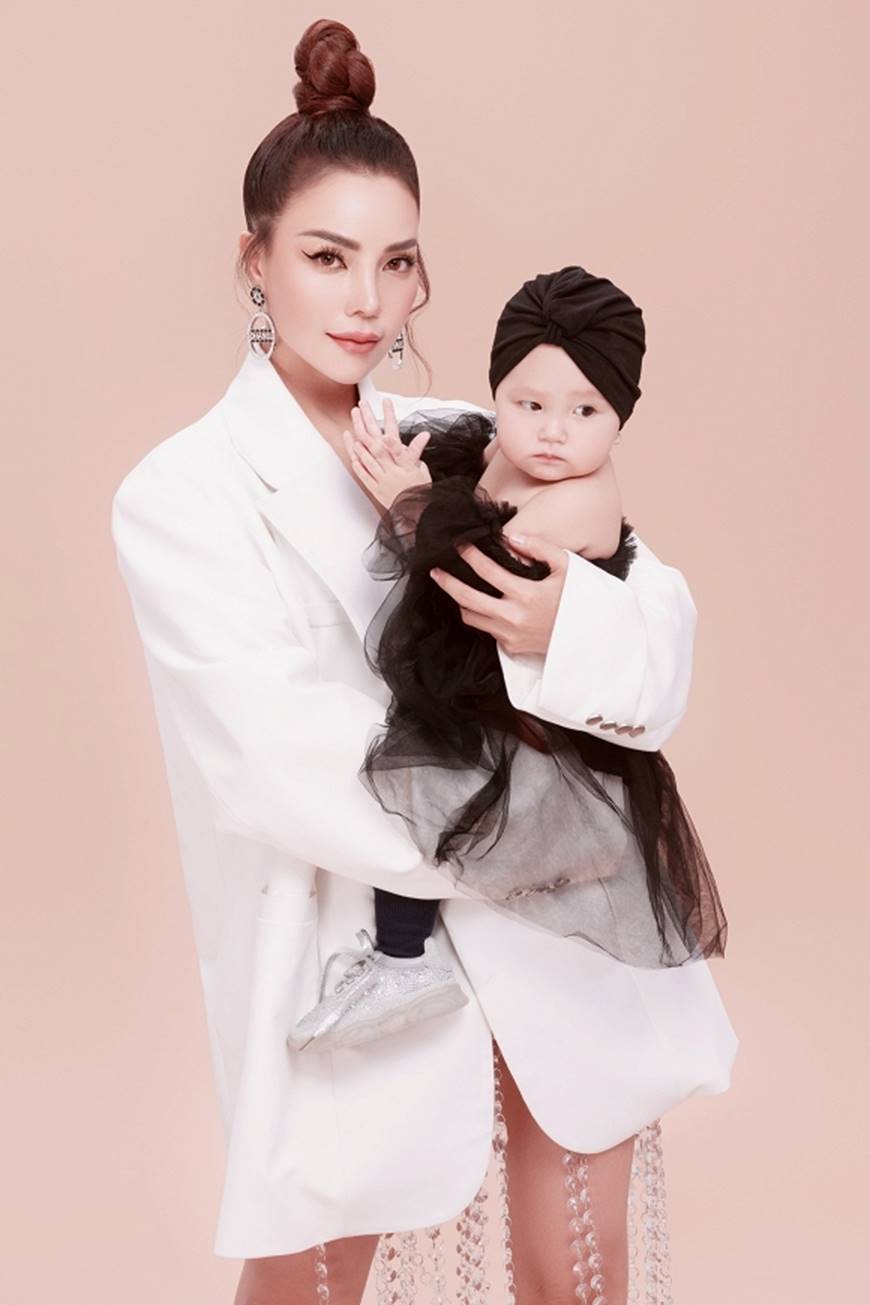 Trà Ngọc Hằng tung bộ ảnh cùng con gái 1 tuổi xứng danh mẹ con thời trang của showbiz-4