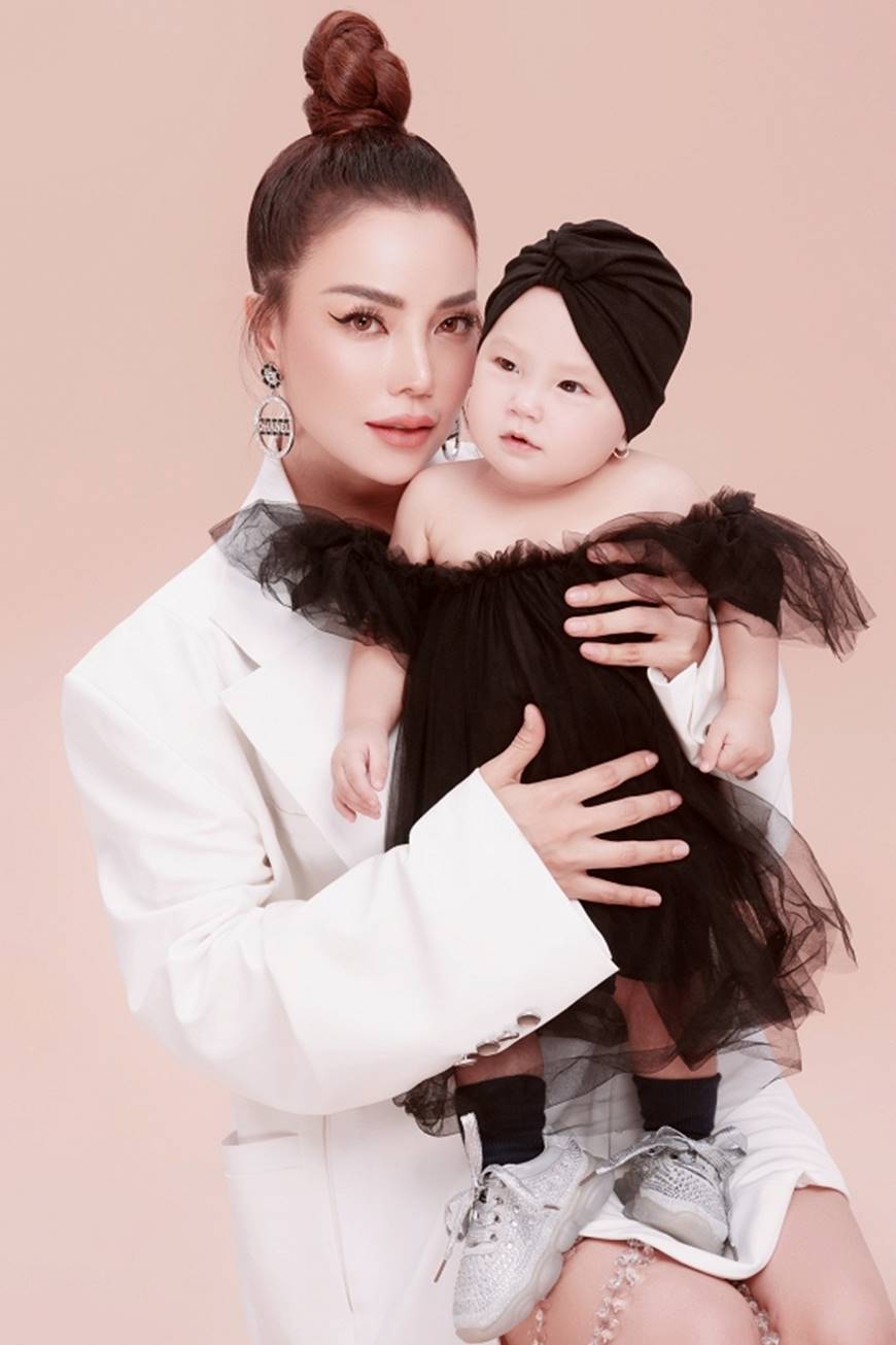 Trà Ngọc Hằng tung bộ ảnh cùng con gái 1 tuổi xứng danh mẹ con thời trang của showbiz-5