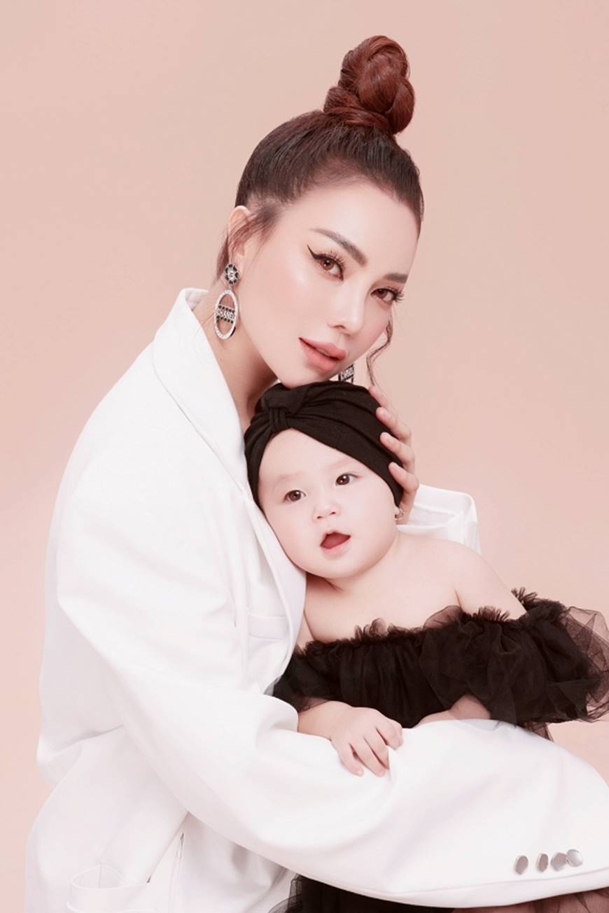 Trà Ngọc Hằng tung bộ ảnh cùng con gái 1 tuổi xứng danh mẹ con thời trang của showbiz-6