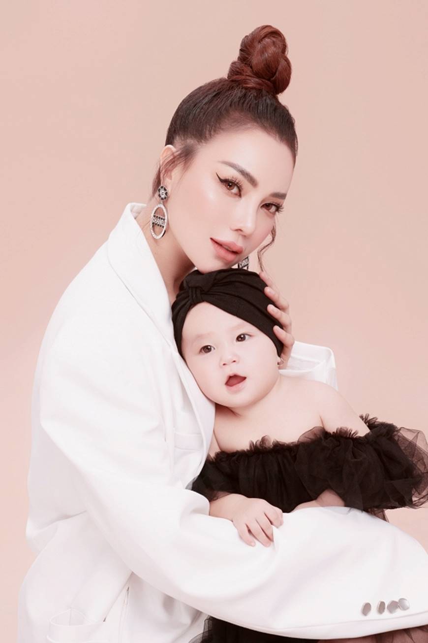 Trà Ngọc Hằng tung bộ ảnh cùng con gái 1 tuổi xứng danh mẹ con thời trang của showbiz-6