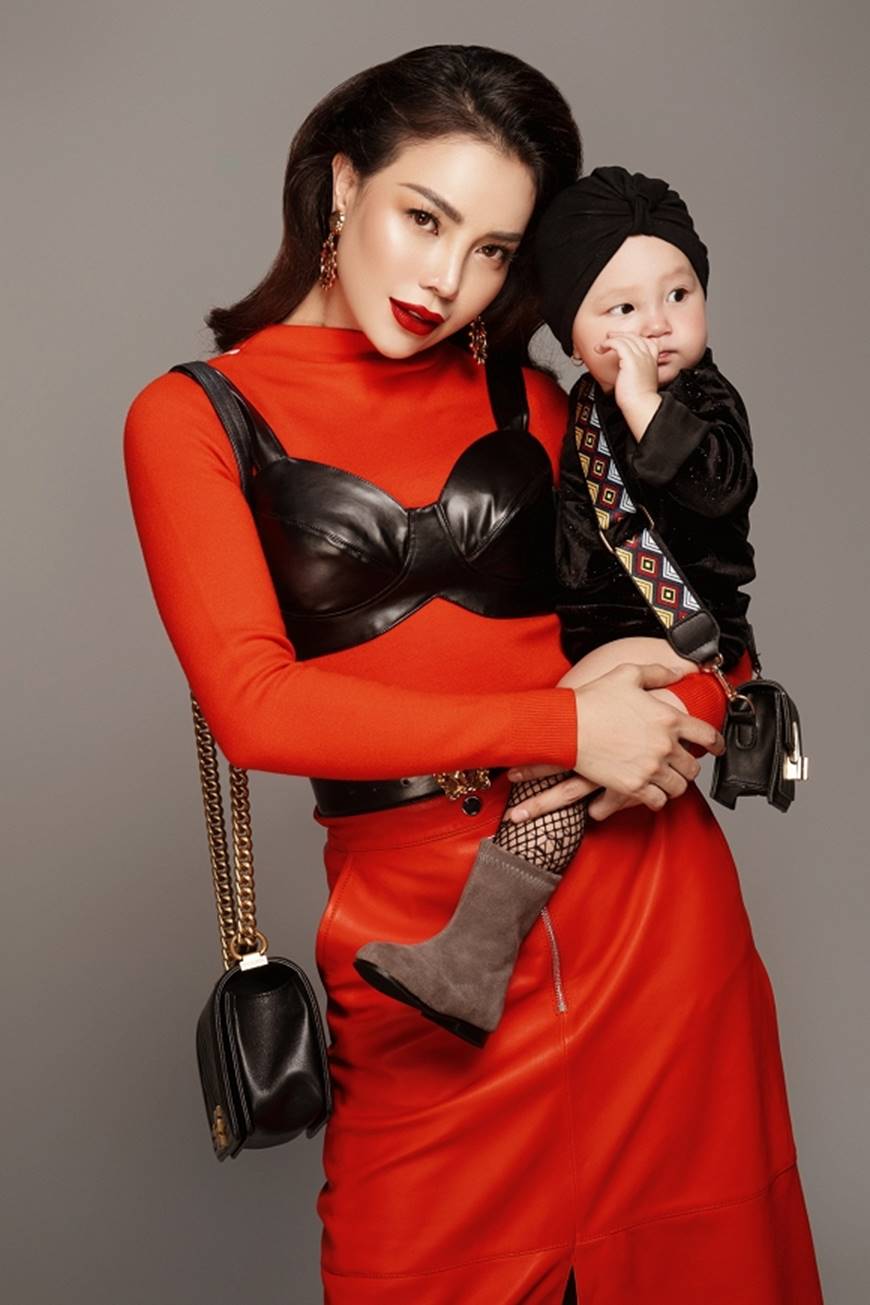 Trà Ngọc Hằng tung bộ ảnh cùng con gái 1 tuổi xứng danh mẹ con thời trang của showbiz-8
