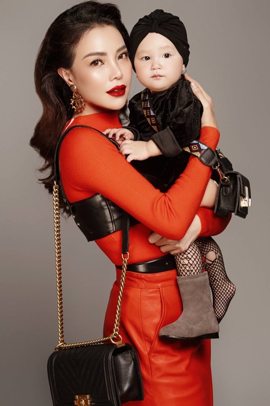Trà Ngọc Hằng tung bộ ảnh cùng con gái 1 tuổi xứng danh mẹ con thời trang của showbiz-9