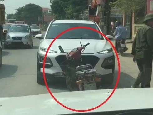 Bỏ xe máy giữa đường, quyết đối đầu ôtô đi lấn làn