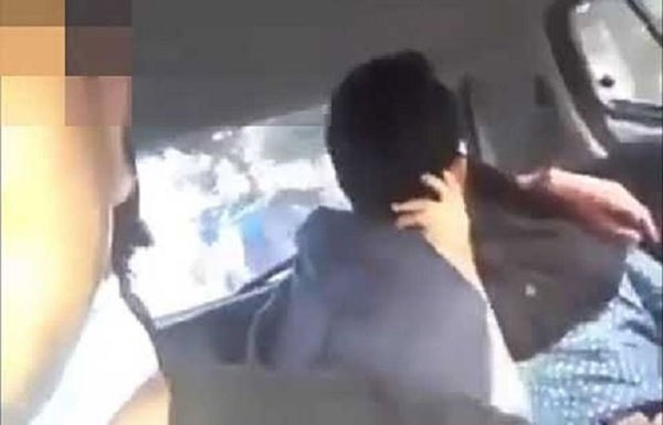 Cặp đôi sờ soạng trên taxi, nữ tài xế đáp trả cực gắt: Xe của tôi không phải khách sạn-1