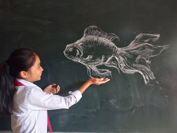 Thầy giáo trổ tài vẽ tranh bằng phấn, dân tình thán phục: Đẹp quá chẳng nỡ xóa đi!-1