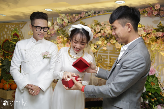 HOT: Toàn cảnh lễ đưa dâu toàn siêu xe hơn 100 tỷ của con gái đại gia Minh Nhựa, quà cưới toàn vàng, kim cương đeo đỏ tay-11