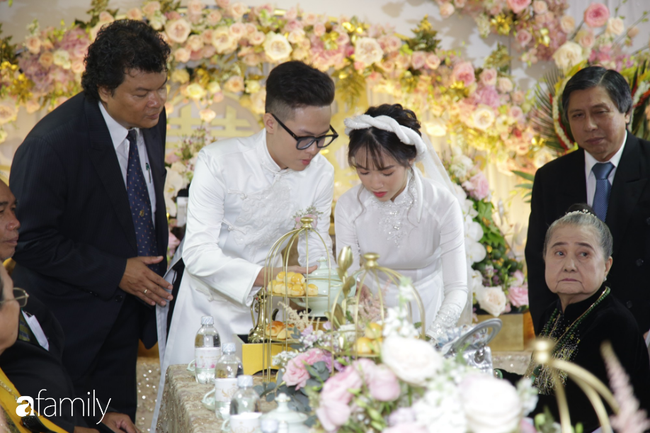 HOT: Toàn cảnh lễ đưa dâu toàn siêu xe hơn 100 tỷ của con gái đại gia Minh Nhựa, quà cưới toàn vàng, kim cương đeo đỏ tay-20