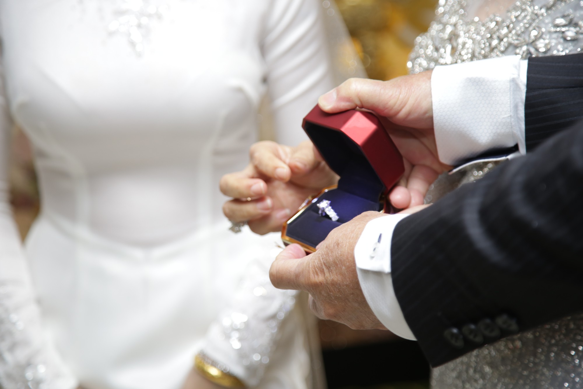 HOT: Toàn cảnh lễ đưa dâu toàn siêu xe hơn 100 tỷ của con gái đại gia Minh Nhựa, quà cưới toàn vàng, kim cương đeo đỏ tay-25